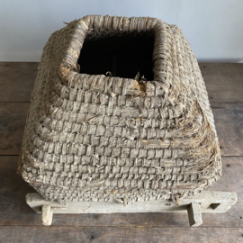 BU20110167 Antieke Franse bijenkorf van gevlochten stro en hout in verweerde staat, maar nog steeds zo decoratief....periode: 19de eeuw. Afmeting: 47 cm breed / 42 cm hoog / 42 cm doorsnede.
