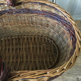 OV20110595 Hand-woven Danish willow basket in beautiful condition! Size: 42 cm. long / 20 cm. high / 27.5 cm. cross section