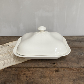AW20110986 Old Dutch serving dish with matching lid blind mark - P.Regout Maastricht - in beautiful condition! Size: 28 cm. long / 26 cm. deep / 5.5 cm. high (up to the lid)