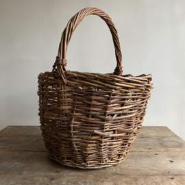 BU20110171 Oude Franse rustieke oogstmand van gevlochten wilgenteen in prachtige staat! Afmeting: 32 cm hoog (tot hengsel) / 51 cm hoog (t/m hengsel) /  +/- 41 cm doorsnede