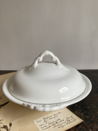 AW20110873 Old serving dish with matching lid stamp - Societé Céramique Maestricht - period: 1900-1957. In perfect condition! Size: 27.5 cm. cross section (up to the handles) / 16 cm. high (up to handle)
