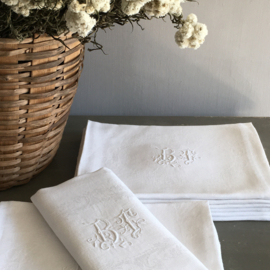 LI20110033 Set of 12 antique French damask napkins with beautiful monogram B T in beautiful condition! Size: 82x68 cm.