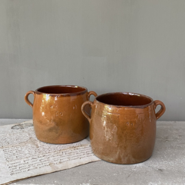 AW20110949  Two French rustic cooking pots in beautiful condition! Size: 10 cm. high / 10 cm. cross section (up to the ears) Mentioned price is per piece.