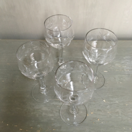 OV20110704 Set of 4 old French port glasses with beautiful faceted motif period: 1920s in perfect condition! Size: 13.5 cm. high / 6 cm. cross section (see also smaller set item no. OV20110677)