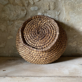 OV20111091 Grote oude Franse broodmand van gevlochten stro in prachtige staat! Afmeting: 46,5 cm doorsnede /  17 cm hoog