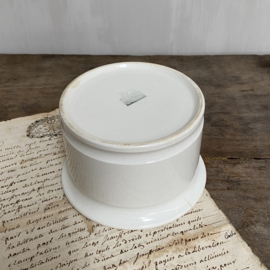 AW20110984 Old Dutch ointment jar stamp - Petrus Regout & Co Maastricht - period: 1935-1960 in beautiful condition! Tiny hairline, see photo: 4. Size: 7.5 cm. high / 11.5 cm. cross section.