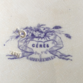 AW20110513 Prachtig 18de eeuws Franse serveerschaal stempel  - Sarreguemines Cérès - met lavendel blauw motief. In perfecte staat! Afmeting: 31 cm. lang / +/-  24,5 cm. doorsnede