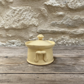 AW20111302 Antique French tureen size 7 in beautiful soft yellow.. stamp - Terre a Feu UC Sarreguemines - period: before 1895 has a small, stable hairline on the lid, otherwise in beautiful condition! Size: 17 cm long/ 7.5 cm high/12.5 cross section