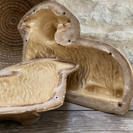 AW20111242 Antique French pâté mold / lamb in a beautiful yellow color. A minor chip (see photo) otherwise in beautiful condition! Size: 29.5 cm long / 23.5 cm high