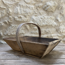 BU20110201 Old French wooden grape harvest basket in beautiful condition! Size: 48.5 cm long / 14 cm high (to handle) / 29 cm high (including handle) / 29.5 cm cross section