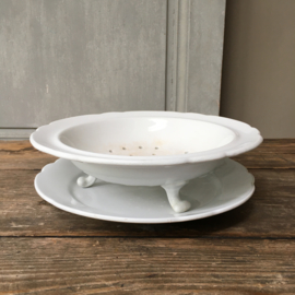 AW20110696 Antieke fruittest met bord stempel - Petrus Regout & Co Maastricht - periode: 1893 - in licht beboterde perfecte staat! Afmeting: 7 cm. hoog / 23,5 cm. doorsnede