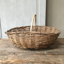 OV20110640 Rustic old French willow wicker basket on iron frame. From the island of Île de Ré in beautiful condition! Size: 17 cm. high (up to handle) / 48 cm.