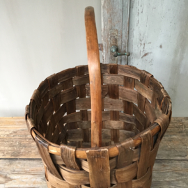 OV20110525 Old French harvest basket in beautiful condition! Dimensions: 25 cm. high to handle (42 cm. high to handle) / 28.5 cm. section.