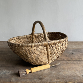 BU20110166 Oud Frans oogstmandje voor paddestoelen in prachtige staat! Afmeting: 31,5 cm lang / 22 cm breed / 11,5 cm hoog (tot hengsel) /  18,5 cm (t/m hengsel)
