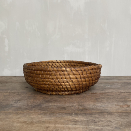 OV20110825 Small old French harvest basket of woven reed in beautiful condition! Size: 11 cm. high / 34 cm. cross section.