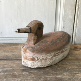 OV20110597 Antique wooden French decoy duck in weathered earthy colors in beautiful condition! Size: 30 cm. long / 13.5 cm. high.