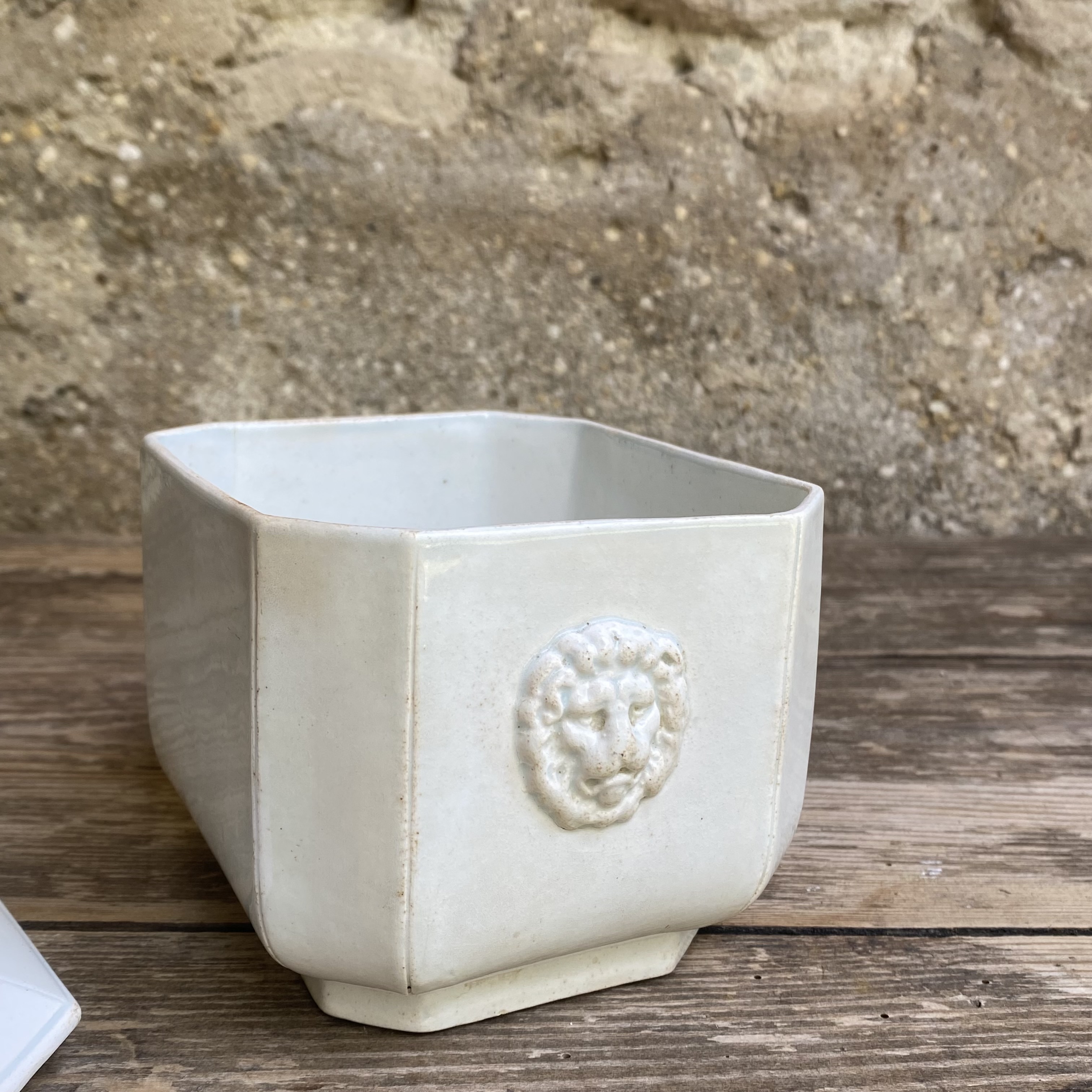 AW20111222 Grote antieke Franse suikerpot met prachtig uitgewerkte leeuwenkopjes stempel - Gien Geoffroy et Cie - periode: 1871-1875 in prachtige staat! Afmeting: 13 cm hoog /  13 cm lang / 11 cm breed.