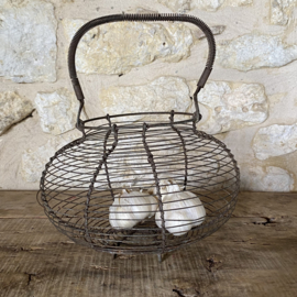 OV20111072 Old French File de Ferre egg basket, but... also nice for your shallots or garlic. In good condition, see photos for details. Size 16 cm high (to the handle) / 15 cm diameter (top) / 20 cm diameter (across the "belly").