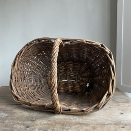 BU20110151 Old French rustic basket with handle made of thick woven willow in beautiful condition! Size: 28.5 cm high (to handle) / 55 cm long / 37 cm cross section.