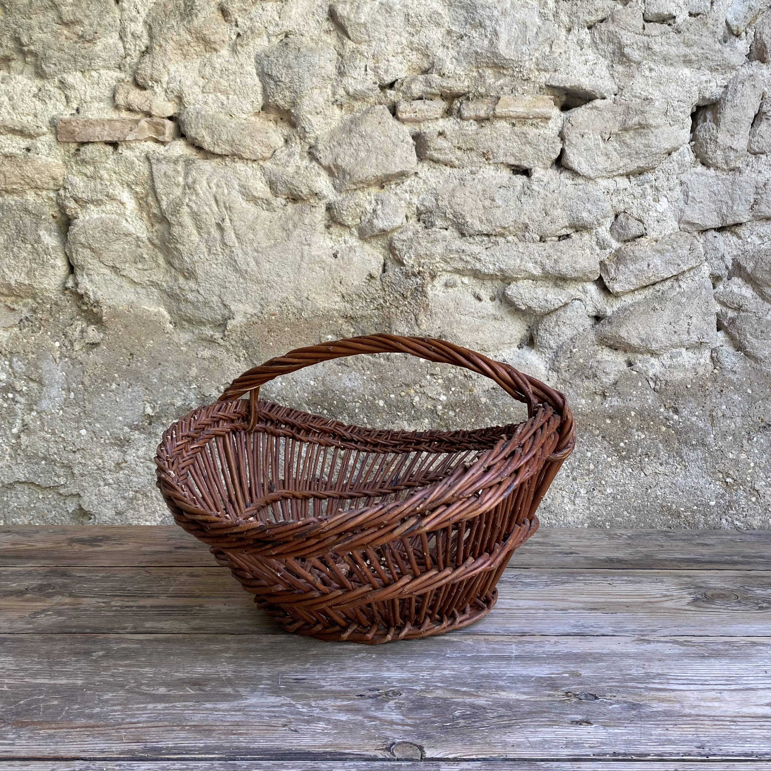 BU20110179 Oude traditionele Franse oogstmand van gevlochten wilgenteen in prachtige staat! Afmeting: 47 cm lang /  21 cm hoog (tot hengsel) / 33 cm doorsnede