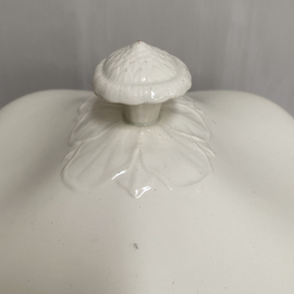AW20110985 Old Dutch serving dish with matching lid blind mark - P.Regout Maastricht - in beautiful condition! Size: 28 cm. long / 26 cm. deep / 5.5 cm. high (to lid)