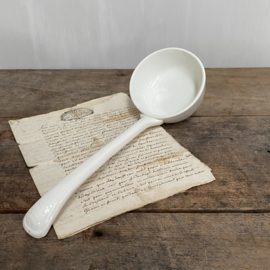 AW20110981 Large antique Belgian soup tureen including ladle stamp - Boch Frères la Louvière period: 1880-1900 - in beautiful, lightly buttered condition! Size: 28 cm. (up to the handle) / 24 cm. cross section. Ladle: 32 cm. long