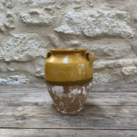 AW20111310 Small antique French confit pot Period: 19th century. Has a stable hairline crack (see photos for details), otherwise in beautiful condition! Size: 21.5 cm high / 13 cm cross section