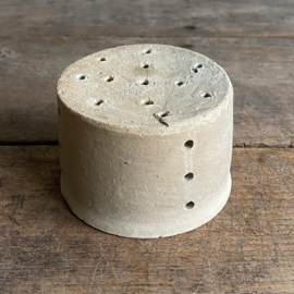 AW20111206 Oude Franse geitenkaas mal in mooie leemkleur en prachtige staat! Afmeting: 6,5 cm hoog /  10,5 cm doorsnede
