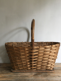OV20110604 Old French chip picking basket in special model in beautiful condition! Size: 23 cm. high (up to handle) / 48 cm. long / 29 cm. cross section.