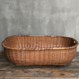 OV20110678 Old large Swedish laundry basket has some signs of wear, but in very nice condition! Size: 95.5 cm. long / 30 cm high / 57.5 cm. cross section. Pickup only.