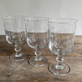 OV20110933 Old large French "Souvenir de la Fête" crystal glasses, all the same and in beautiful condition! Size: 21 cm high / 10.5 cm cross section. Mentioned price is per piece!