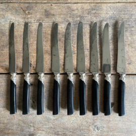 OV20110937 Set of 9 old Belgian knives with bakelite handle and stainless steel blade mark - L.Boland Liège - period: 1900-1925. Has a sober decoration and in beautifully weathered condition! Size: 24.5 cm long.