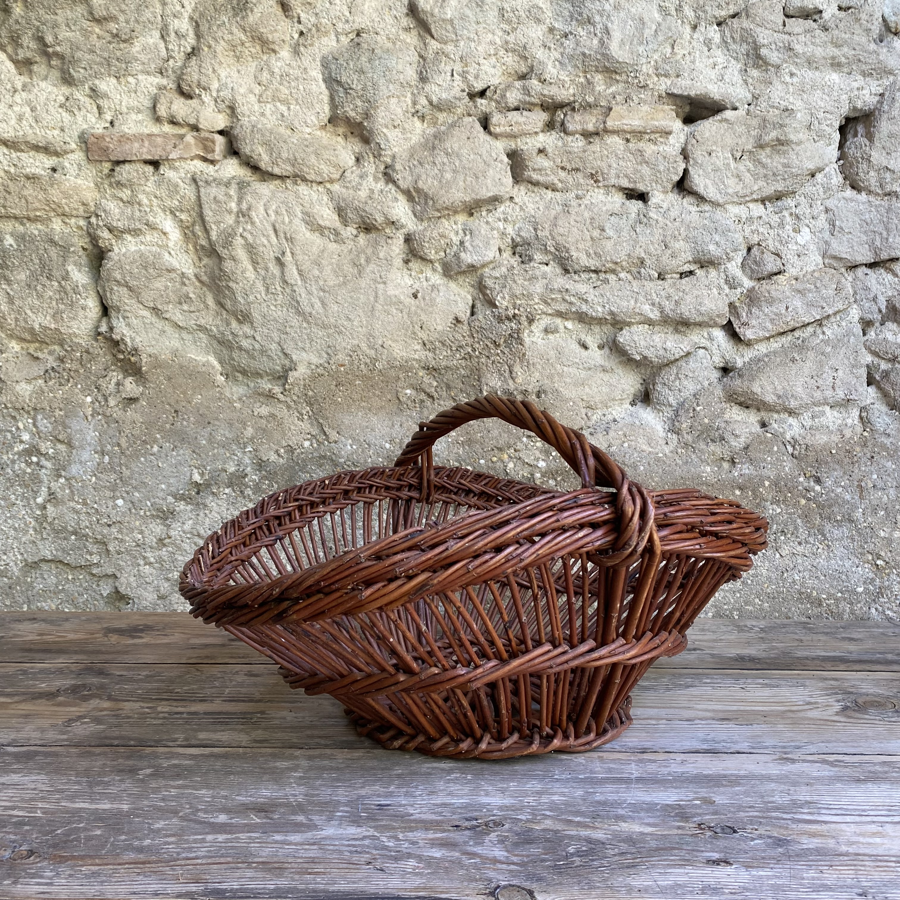 BU20110179 Oude traditionele Franse oogstmand van gevlochten wilgenteen in prachtige staat! Afmeting: 47 cm lang /  21 cm hoog (tot hengsel) / 33 cm doorsnede