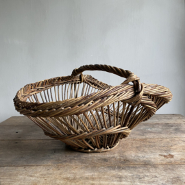 BU2011067 Old French harvest basket made of woven willow, originally used for picking mushrooms. In beautiful condition! Size: 54 cm long / 36 cm wide / 26 cm high