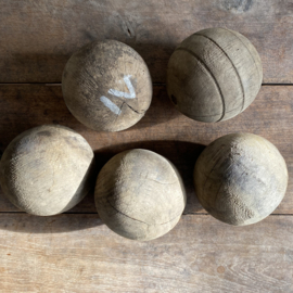 OV20110968 Set van 5 antieke houten  Franse jeu de boule ballen periode: 18de eeuw. Prachtige grijs patina verweerd en staat! Afmeting: +/- 11 cm doorsnede