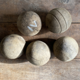 OV20110968 Set of 5 antique wooden jeu de boules balls period: 18th century. Beautiful gray patina weathered and in good condition! Size: +/- 11 cm cross section.