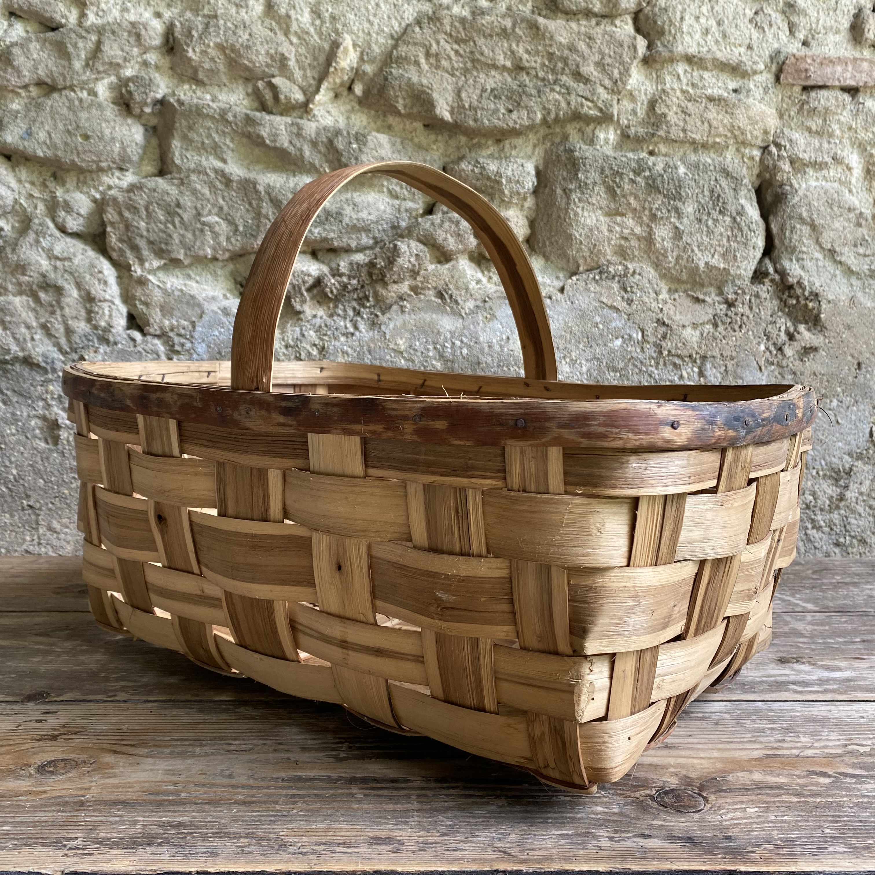 BU20110175 Oude Franse oogstmand van gevlochten kastanjehout in prachtige staat! Afmeting: 48 cm lang / 19 cm hoog (tot hengsel) / 34 cm breed