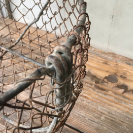 OV20110508 Old French iron wire picking basket in beautifully weathered condition! Dimensions: 56 cm. long / +/- 16 cm. high / 34 cm. section.