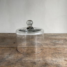 OV20110996 Old French bell jar with simple handle. Minimal chip on the edge (see last photo), otherwise in perfect condition! Size: 20.5 cm high (up to the handle) / 20 cm cross section.