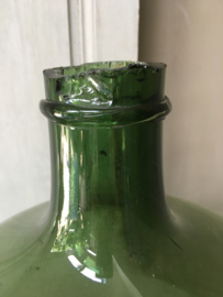 OV20110635 Grote oude Franse Bouteille vinaigre van mondgeblazen glas, welke zo mooi is verweerd....in prachtige staat! Afmeting: 67 cm. hoog / +/- 40 cm. doorsnede Alleen ophalen.