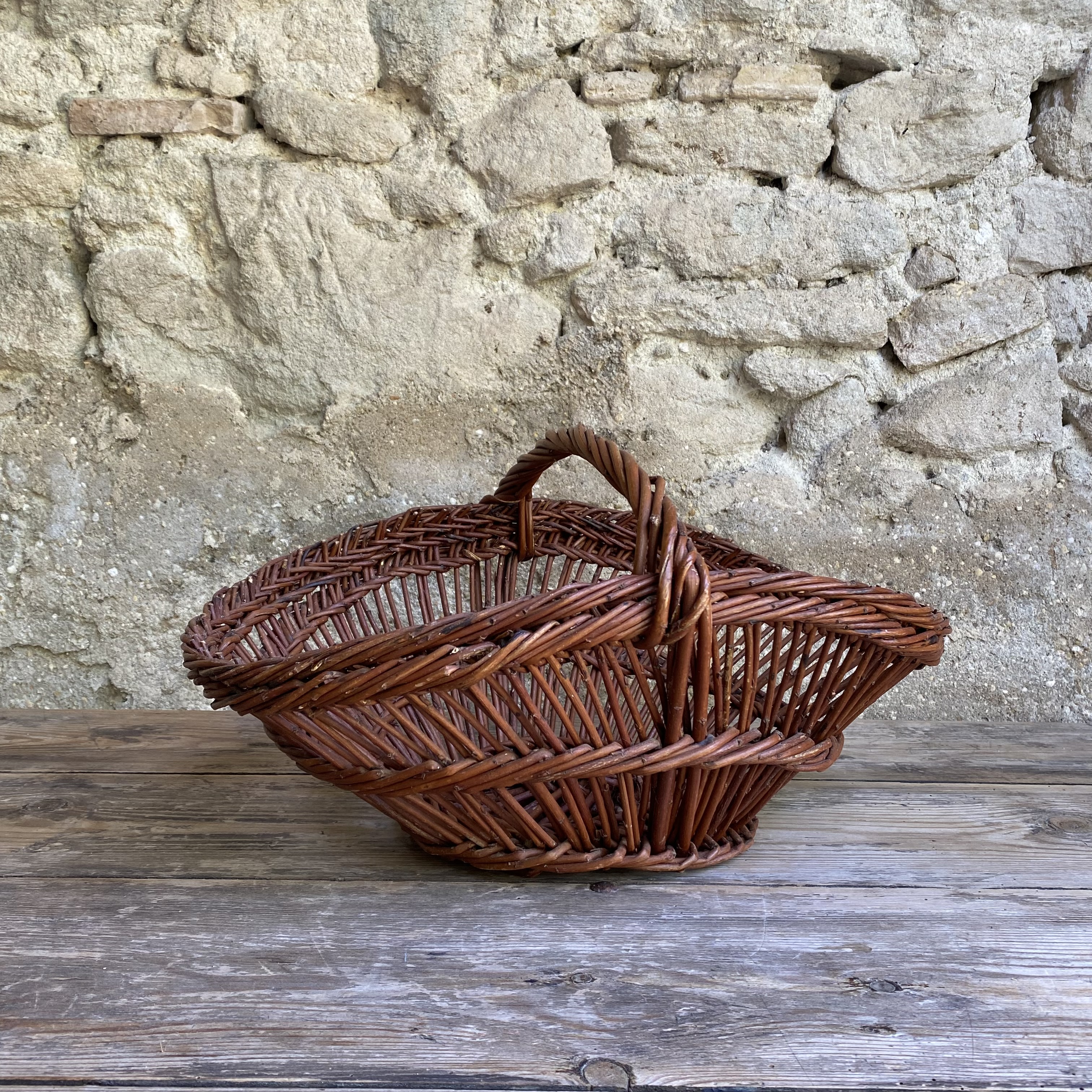 BU20110179 Oude traditionele Franse oogstmand van gevlochten wilgenteen in prachtige staat! Afmeting: 47 cm lang /  21 cm hoog (tot hengsel) / 33 cm doorsnede