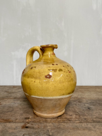 AW20110935 Antieke 19de eeuwse Zuid Franse olijfolie kruik uit de streek Périgord. Mooi verweerd en in perfecte staat! Afmeting: +/- 21,5 cm. hoog / doorsnede (over de buik) +/- 18 cm.