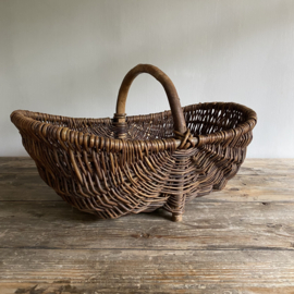BU20110140 Old French harvest basket made of woven willow in beautiful condition! Size: 56.5 cm long / 18 cm. high (to handle) / 33 cm cross section.