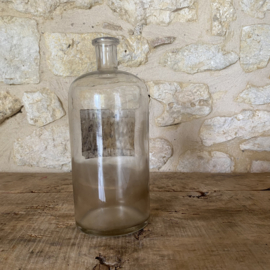 OV20111073 Oude Franse mondgeblazen apothekers fles met authentiek prachtig verweerd label - Elixir Parégorique - in mooie staat! Afmeting: 23,5 cm hoog / 9,5 cm doorsnede.