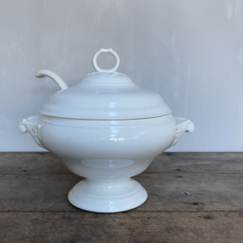 AW20111057 Old Dutch soup tureen complete with ladle stamp - Societé Céramique Maestricht period: 1900-1957 in beautiful condition! Size: 28.5 cm high (up to the handle of the lid) / 22.5 cm cross section / spoon: 30 cm long.