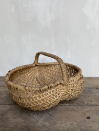 OV20110790 Old French hand woven harvest basket in used, but still beautiful condition! Size: +/- 41.5 cm. long / 15 cm. high (to handle) / +/- 30 cm. wide