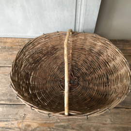 OV20110640 Rustic old French willow wicker basket on iron frame. From the island of Île de Ré in beautiful condition! Size: 17 cm. high (up to handle) / 48 cm.