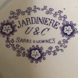 AW20110512 Prachtig gedecoreerde antieke Franse terrine stempel - Sarreguemines Jardiniere U&C periode tot 1895. In bijzonder lavendel blauw en in perfecte staat! Afmeting: +/- 28 cm. hoog (t/m knop deksel) / 22 cm. doorsnede.