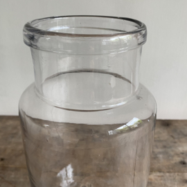 OV20110967 Oude Franse mondgeblazen glazen pot met omgevouwen rand. Enkele gebruikssporen, maar verder in mooie staat! Afmeting: 29,5 cm hoog / 10 cm doorsnede bovenkant / 12 cm doorsnede onderkant