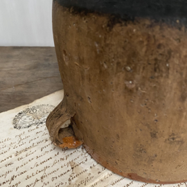 AW20110982 Oude Franse rustieke kookpot van aardewerk. Prachtig doorleefd, maar nog steeds in perfecte staat! Afmeting: 13,5 cm. hoog / 14,5 cm. doorsnede
